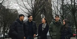Donna Agnesia tengah berlibur bersama keluarga. Liburan musim dingin, keluarganya tampil begitu stylish dengan jaket tebal. [Foto: Instagram/ Donna Agnesia]