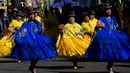 Sejumlah wanita mengenakan kostum menari dalam pawai "Morenada" di La Paz, Bolivia (26/5). Ribuan penari berkumpul melakukan pawai sebagai ucapan terima kasih mereka kepada para dewa. (AP/Juan Karita)