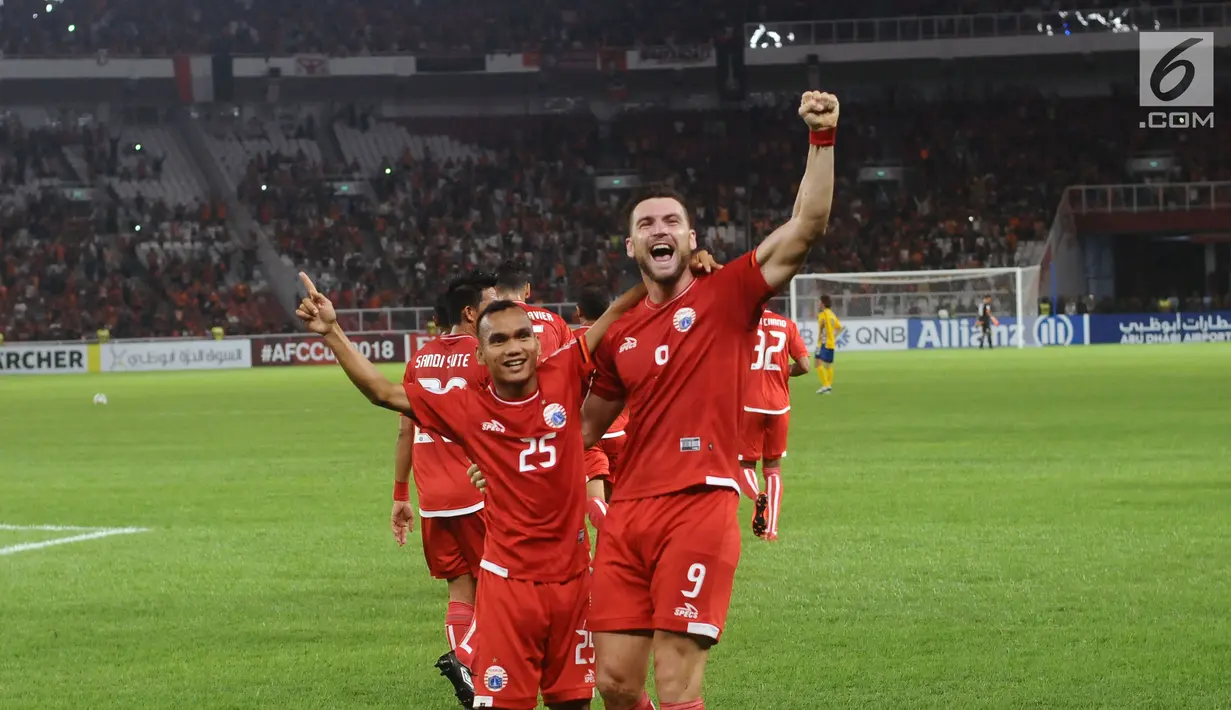Pemain depan Persija, Marko Simic bersama Riko Simanjuntak merayakan gol ke gawang Tampines Rovers pada penyisihan grup H Piala AFC 2018 di Stadion GBK, Jakarta, Rabu (28/2). Persija unggul 4-1. (Liputan6.com/Helmi Fithriansyah)