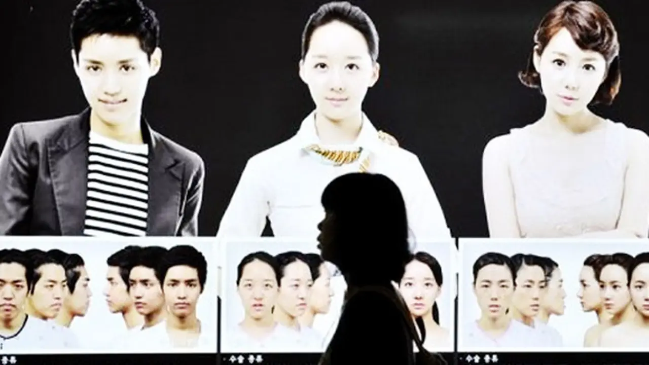 Iklan operasi plastik di tempat umum (c) rawstory