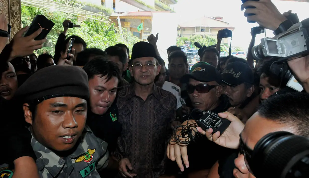 Hari kedua Mukernas sempat mengalami kekisruhan saat wartawan berebut mengambil gambar dan mewawancarai Suryadharma Ali di Cisarua, Bogor, Kamis (24/4/14). (Liputan6.com/Johan Tallo)