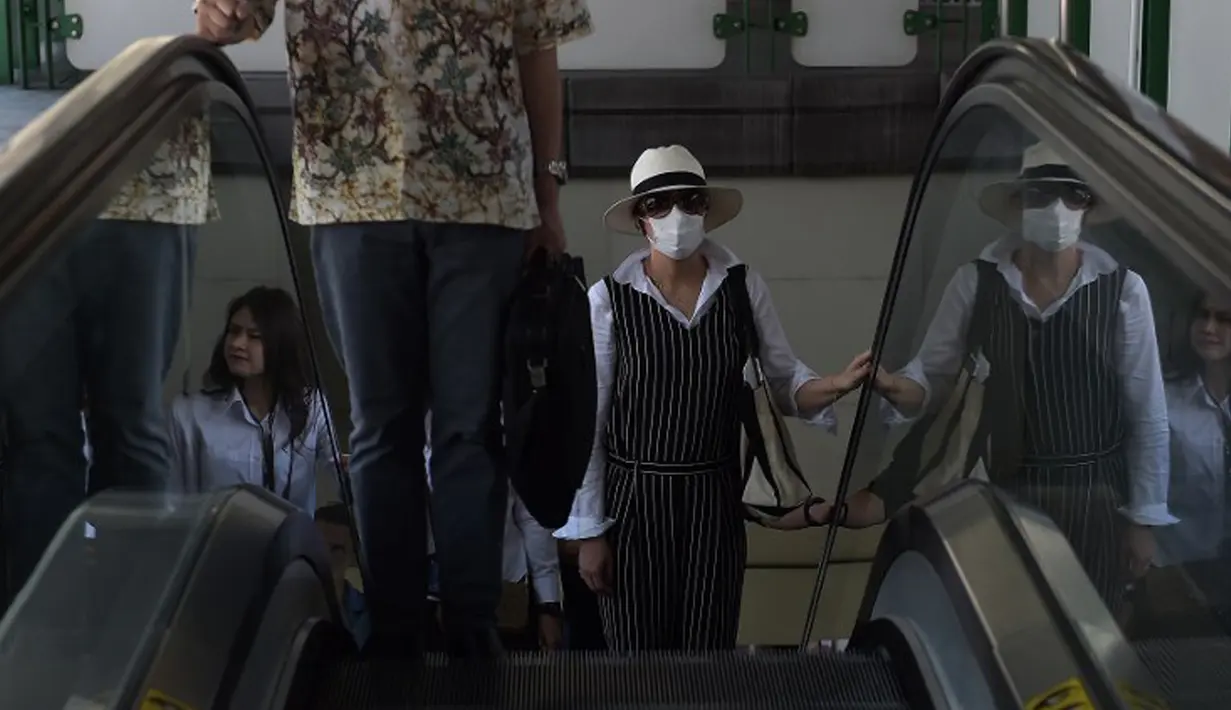 Seorang wanita mengenakan masker beraktivitas di stasiun, Bangkok, Thailand, Jumat (19/6/2015). Pemerintah Thailand mengumumkan bahwa seorang pria 75 tahun asal Oman positif terjangkit virus MERS.  (AFP PHOTO/Christophe Archambault)