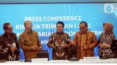Direktur Utama BSI Hery Gunardi (tengah) didampingi Direktur Retail Banking BSI Kokok Alun Akbar (kiri), Direktur Finance &amp; Strategy BSI Ade Cahyo Nugroho (dua dari kiri), Direktur Information Technology BSI Achmad Syafii (empat dari kiri) dan Direktur Compliance &amp; Human Capital BSI Tribuana Tunggadewi (kanan) berbincang di sela-sela paparan kinerja triwulan I/2022 BSI di Jakarta (28/4/2022). PT Bank Syariah Indonesia Tbk (BSI) menorehkan langkah yang baik pada triwulan I/2022 dengan membukukan laba bersih mencapai Rp987,68 miliar atau naik 33,18% secara year on year (YoY). (Liputan6.com/HO/BSI)