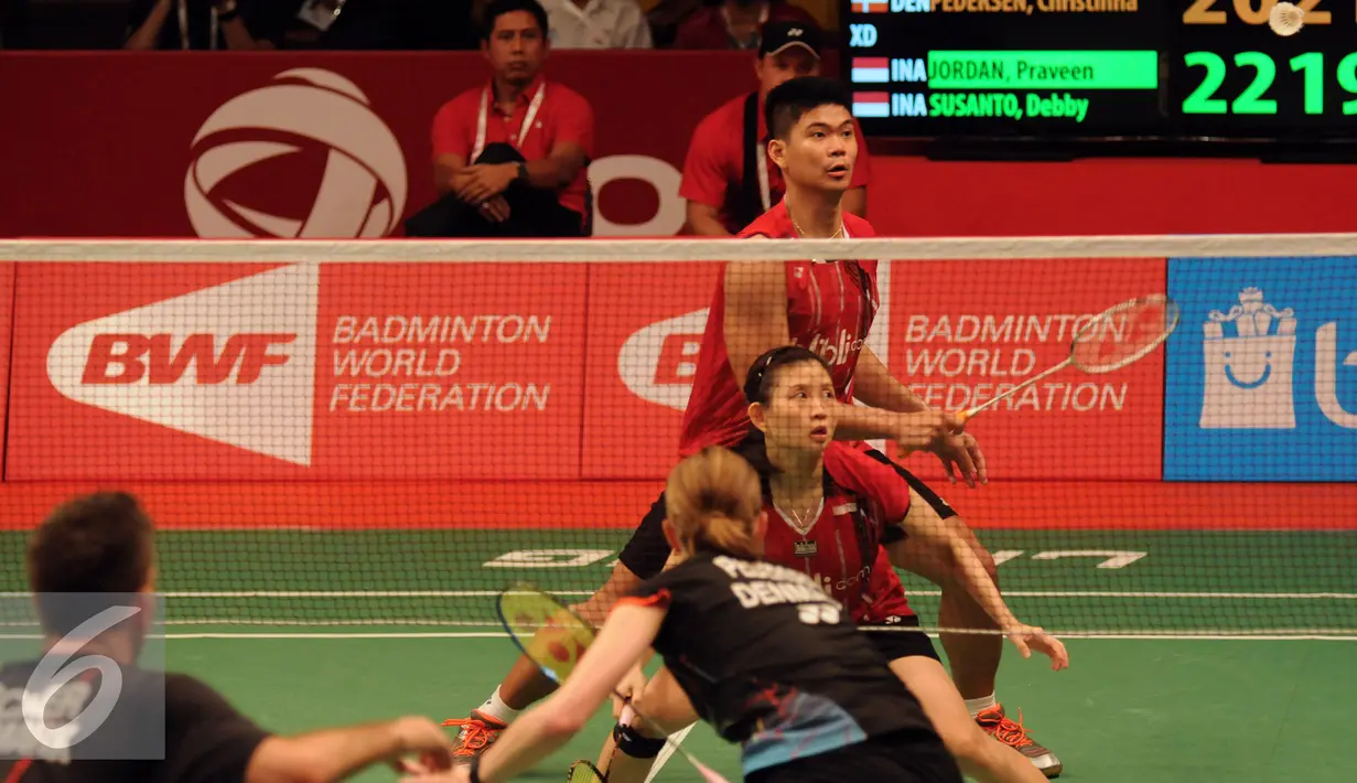 Ganda campuran Indonesia, Debby Susanto/Praveen Jordan saat laga melawan Joachim F Nielsen/Christina Pedersen di Total BWF World Championships 2015, Jakarta, Kamis (13/8/2015). Jordan/Debby unggul 22-20, 19-21, 23-21. (Liputan6.com/Helmi Fithriansyah)