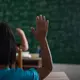 Peran orangtua sangat penting saat rasa takut salah ataupun malu muncul pada diri anak. Yuk, simak kebiasaan ini agar anak menjadi berani bertanya di kelas. [Dok/freepik.com/jcomp]