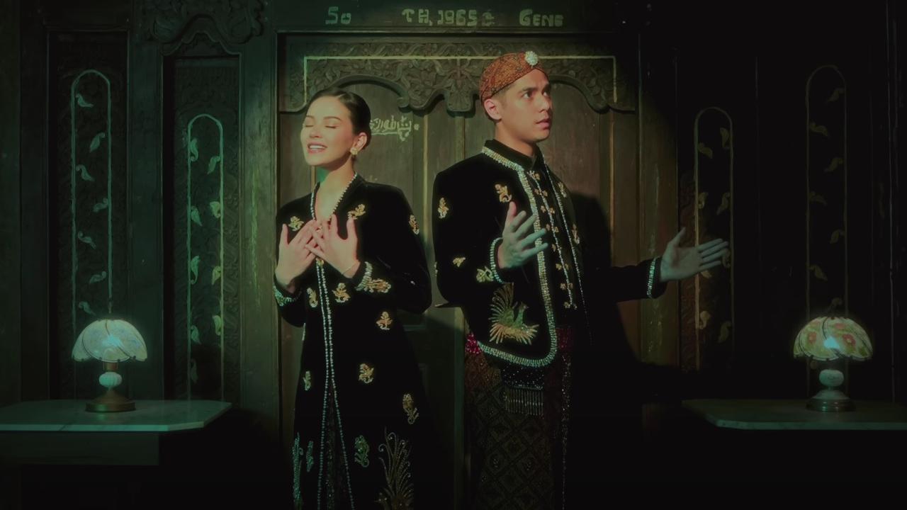 Potret Alyssa Daguisse dan Al Ghazali Pakai Baju Adat Jawa di Video Klip Terbaru Dewa 19