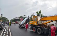 Damkarmatan Kota Bandung Sigap Tangani Reklame Roboh Akibat Angin Kencang