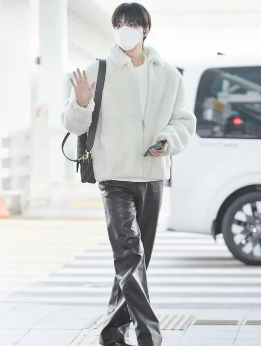 <p>Personal style Lee Min Ho tak pernah gagal. Bahkan, tas yang ia kenakan sangat stylish dan bisa dipakai laki-laki maupun perempuan. [Foto: Instagram/ Lee Min Ho]</p>