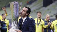 Liga Europa yang sebelumnya bernama Piala UEFA adalah ajang yang kelasnya di bawah Liga Champions. Nama Unai Emery menjadi identik dengan trofi ini usai merebutnya sebanyak 4 kali, melewati pencapaian Giovanni Trapattoni. Berikut momen 4 gelar yang diraihnya. (AFP/Kacper Pempel/Pool)