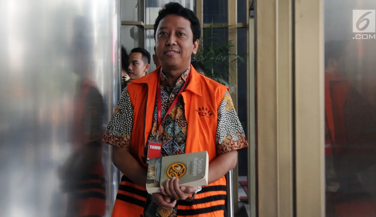 Mantan Ketum PPP, Romahurmuziy memenuhi panggilan pemeriksaan di Gedung KPK, Jakarta, Jumat (22/3). Rommy menjalani pemeriksaan perdana sebagai tersangka kasus dugaan suap terkait seleksi jabatan di Kementerian Agama Jawa Timur. (merdeka.com/Dwi Narwoko)