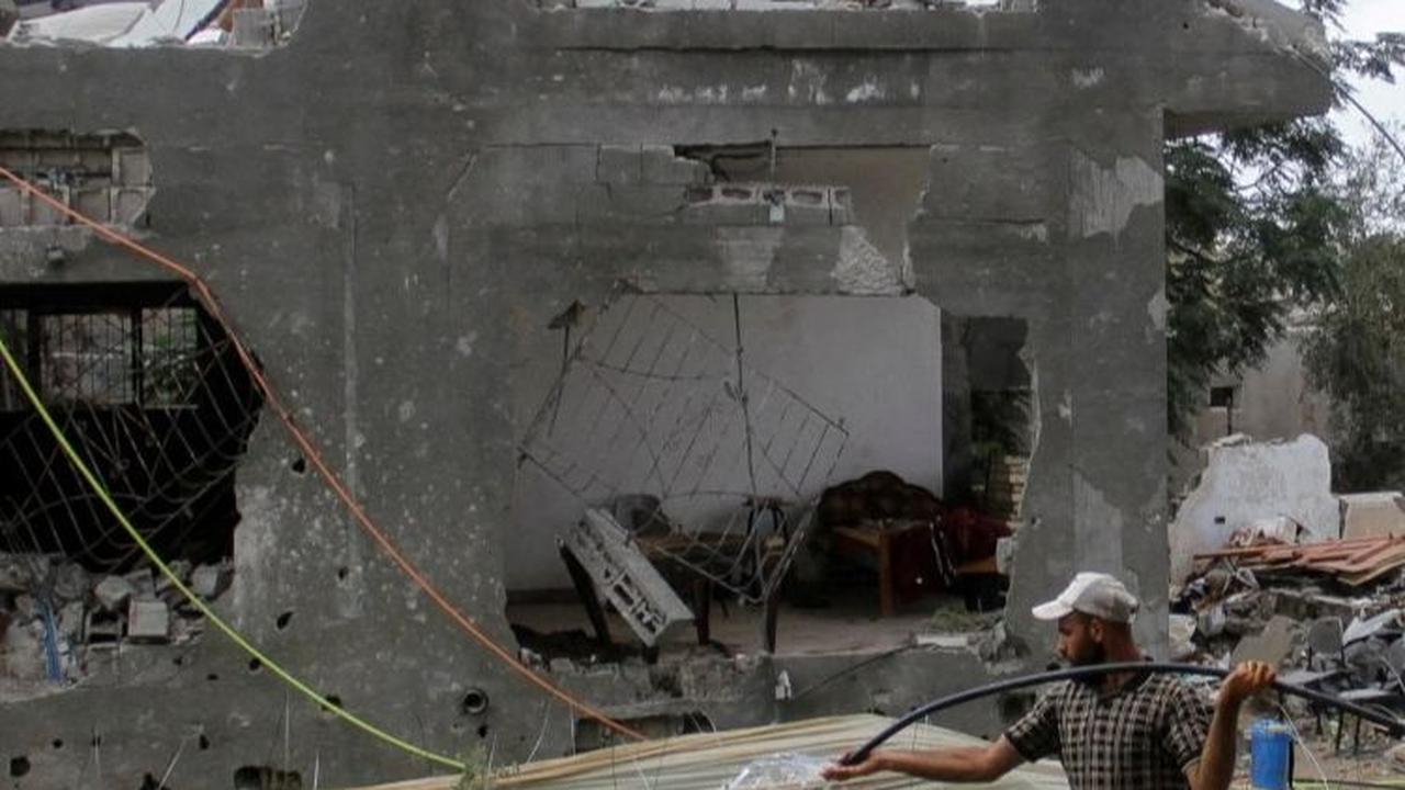 Ia tahu bahwa hasil panen dari ladangnya ini bukan hanya untuk dirinya sendiri, tetapi juga untuk warga sekitar yang sangat membutuhkan. Foto: REUTERS / Mahmoud Issa