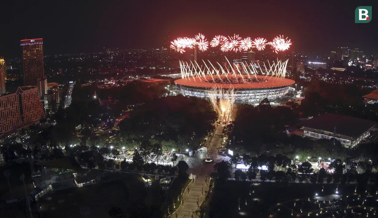 Suasana pesta kembang api saat pembukaan Asian Games di SUGBK, Jakarta, Sabtu, (18/8/2018). Pesta kembang api membuat langit Jakarta semakin gemerlap. (Bola.com/Peksi Cahyo)