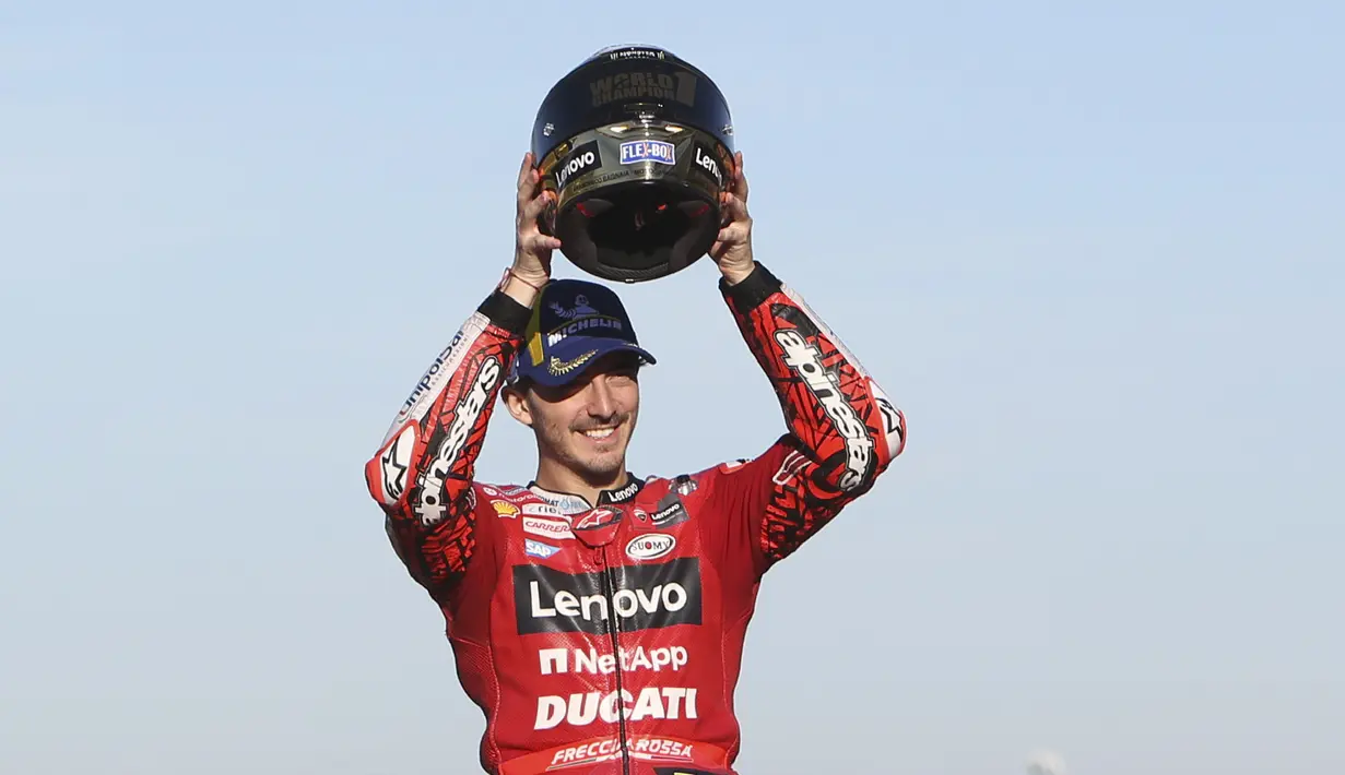 Pembalap Ducati Lenovo, Francesco Bagnaia merayakan kemenangannya pada akhir balapan MotoGP Valencia 2022 di sirkuit Ricardo Tormo, Valencia, Minggu (6/11/2022).  Francesco Bagnaia berhasil merebut gelar juara dunia usai finis di posisi ke-9 pada MotoGP Valencia. (AP Photo/Alberto Saiz)