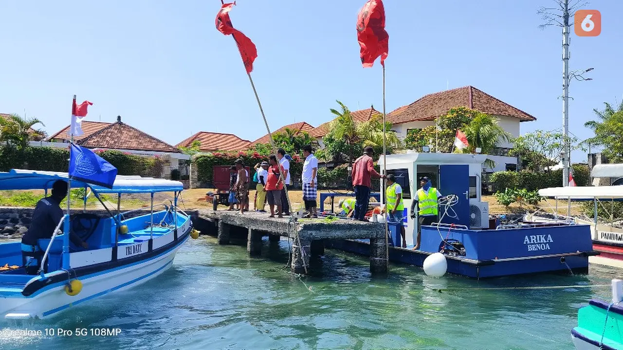 Bersih-bersih Pantai di Bali Menggunakan Kapal KM Arika