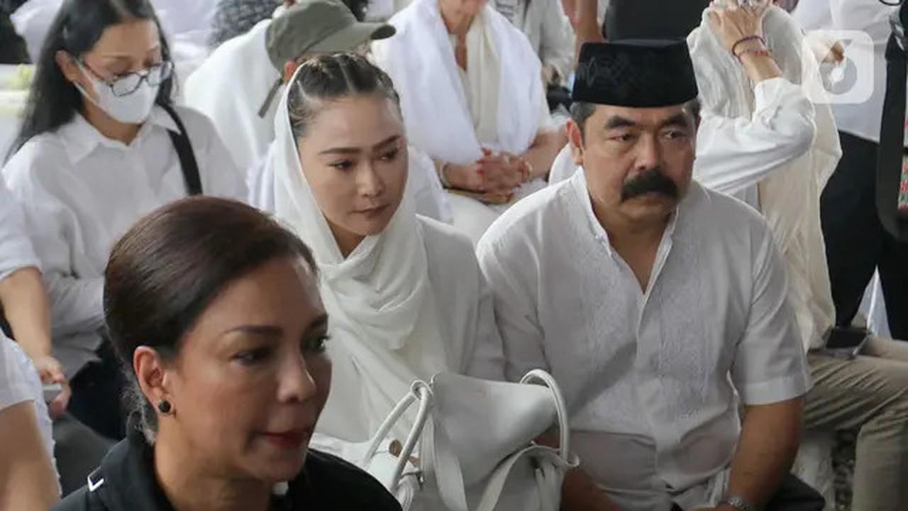 Sejumlah Pesohor Hadiri Prosesi Pemakaman Penyanyi dan Artis Legendaris Titiek Puspa