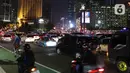 Sejumlah kendaraan melintas di kawasan Bundaran HI, Jakarta, Kamis (31/3/2022). Kawasan Bundaran HI terpantau mulai padat saat jam pulang kantor pada PPKM Level 2. (Liputan6.com/Herman Zakharia)