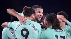 Pemain Everton merayakan gol yang dicetak Mason Holgate ke gawang Leicester City pada laga lanjutan Liga Inggris di King Power Stadium, Kamis (17/12/2020) dini hari WIB. Everton menang 2-0 atas Leicester City. (AFP/Alex Pantling/pool)