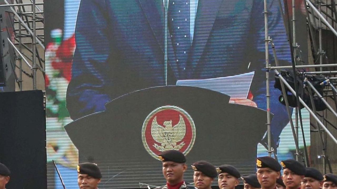 Jokowi menjadi inspektur upacara HUT Bhayangkara. Sebelum upacara dimulai, Jokowi mengecek kehadiran pasukan. Foto: Liputan6.com / Angga Yuniar<br>