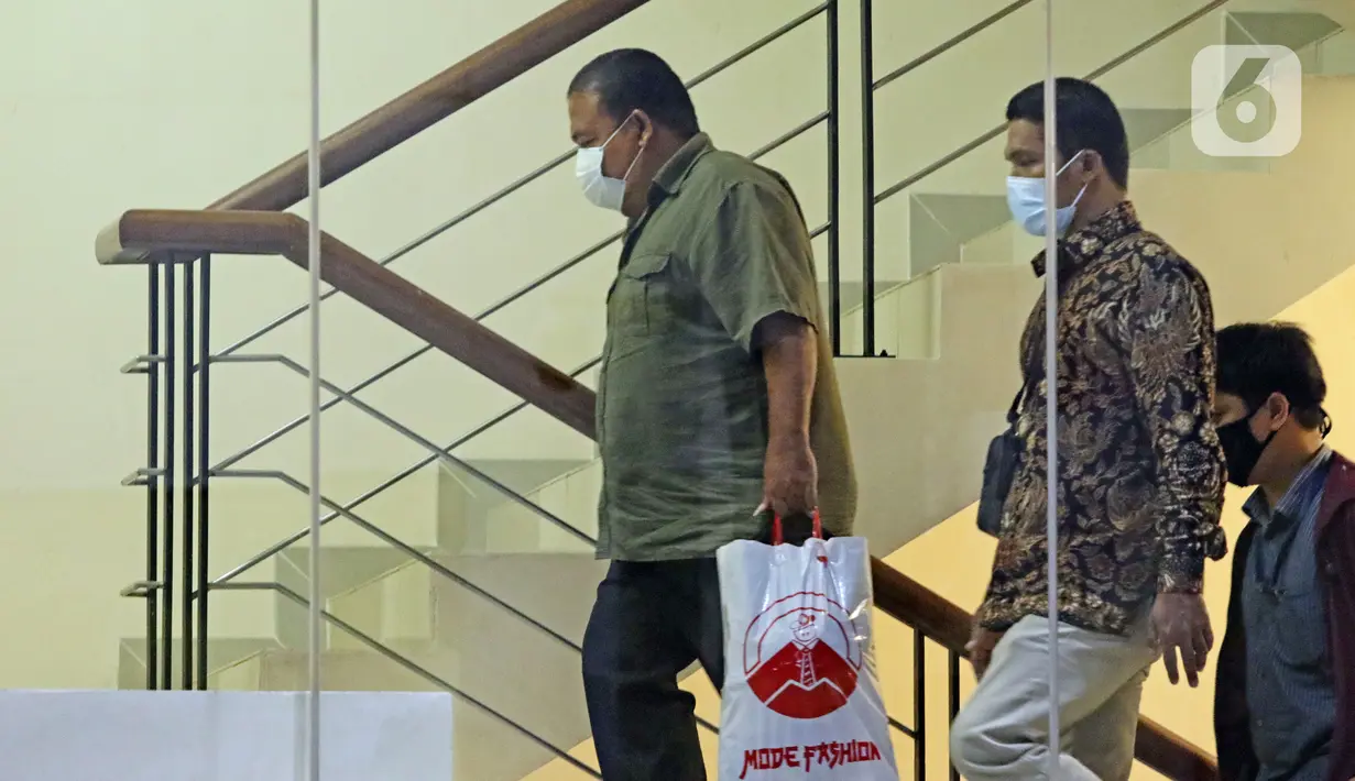 Bupati Langkat Sumatera Utara, Terbit Rencana Perangin Angin (kiri) saat tiba di Gedung KPK, Jakarta, Rabu (19/1/2022). Terbit Rencana Perangin Angin akan menjalani pemeriksaan lebih lanjut usai terkena OTT KPK pada Selasa (18/1/2022) malam. (Liputan6.com/Helmi Fithriansyah)