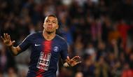 Pemain Paris Saint-Germain, Kylian Mbappe, mengenakan jersey khusus Notre Dame saat menjamu AS Monaco di Parc des Princes, Senin dini hari WIB (22/4/2019). (AFP/Franck Fife)
