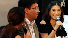 Artis Dian Sastro menyampaikan penjelasan saat menjadi pembicara Talk Show Family Car di acara Pagelaran Mazda Power Drive 2017 di Epiwalk, Kuningan, Jakarta, Sabtu (21/10). (Liputan6.com/JohanTallo)
