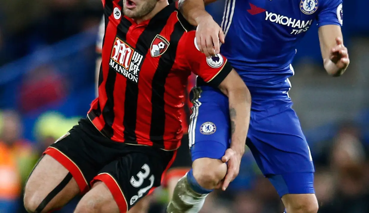 Gelandang asal Spanyol, Cesc Fabregas berebut bola dengan gelandang Bournemouth, Jack Wilshere pada lanjutan Liga Inggris di Stamford Bridge (26/12/2016). Fabregas mencatatkan 100 assist di usia 29 tahun tujuh bulan dan 27 hari.  (Reuters/Peter Nicholls)