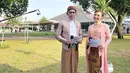 Undangan sekaligus bertugas, Ayu Dewi tampil cantik pakai kebaya kutubaru brokat warna pink dan kain batik. Sementara Indra Herlambang pakai beskap nuansa pink senada dan kain batik. @mrsayudewi.