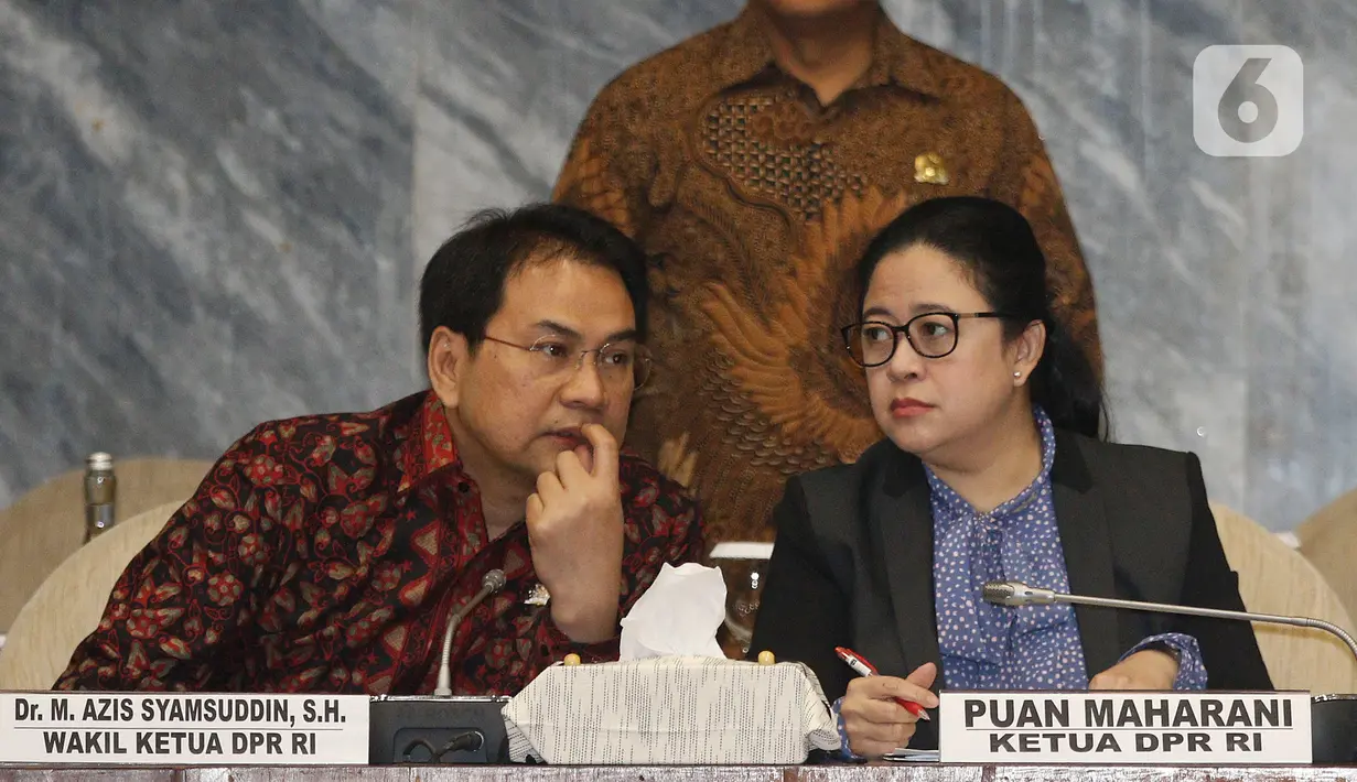 Ketua DPR Puan Maharani berbincang dengan Menteri Dalam Negeri Tito Karnavian sebelum rapat gabungan lintas kementerian dan lembaga di kompleks Parlemen, Jakarta, Rabu (4/2/2020). Rapat membahas persiapan pelaksanaan Pekan Olahraga Nasional (PON) XX tahun 2020 di Papua. (Liputan6.com/Johan Tallo)