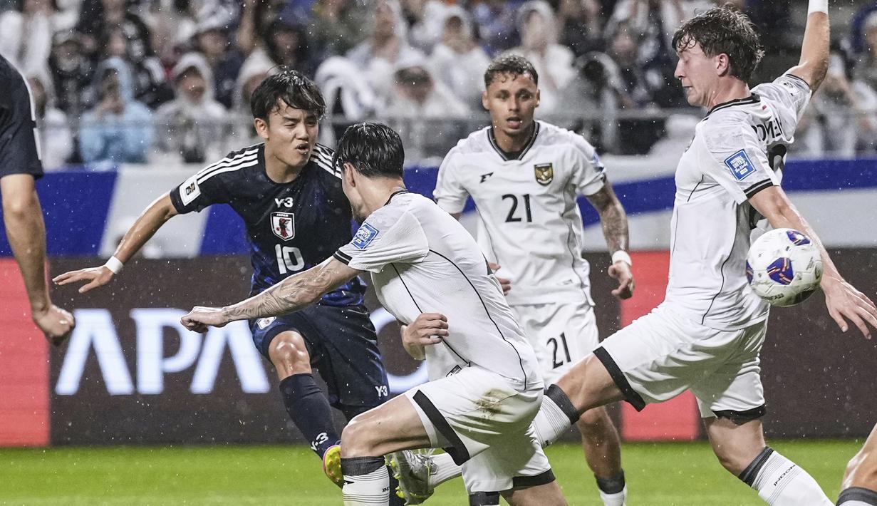 <p>Pemain Jepang, Takefusa Kubo (kiri) berusaha mencetak gol ke gawang Timnas Indonesia dalam laga Grup C Putaran Ketiga Kualifikasi Piala Dunia 2026 di Suita Stadium, Jepang, Selasa (10/06/2025). (AP Photo/Kyodo News/Shohei Miyano)</p>
