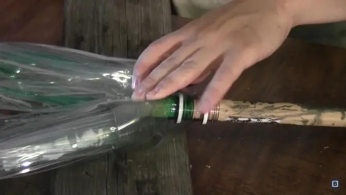 <p>Tangkapan layar gambar sapu dari botol plastik bekas. (Youtube/BernardoTech)</p>