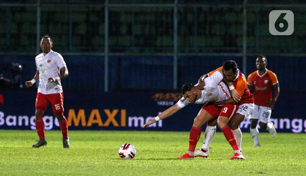 Pemain Persija Jakarta, Marko Simic (tengah) berebut bola dengan Borneo FC Samarinda, Sultan Samma dalam pertandingan Babak Penyisihan Grup B Piala Menpora 2021 di Stadion Kanjuruhan, Malang, Sabtu (27/3/2021). (Bola.com/Ikhwan Yanuar)