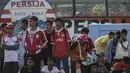 Suporter Persija, The Jakmania, menyaksikan latihan perdana Macan Kemayoran di Lapangan Sutasoma, Jakarta, Senin (18/12/2017). Latihan ini diikuti oleh 31 pemain, yang tujuh diantaranya pemain baru. (Bola.com/Vitalis Yogi Trisna)