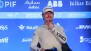 Pembalap tim Kiro Racing, Dan Ticktum memberikan keterangan dalam konferensi pers setelah memenangkan ajang Jakarta E-Prix 2025 yang berlangsung di Jakarta International ePrix Circuit, Ancol, Sabtu (21/6/2025). (Bola.com/M Iqbal Ichsan)