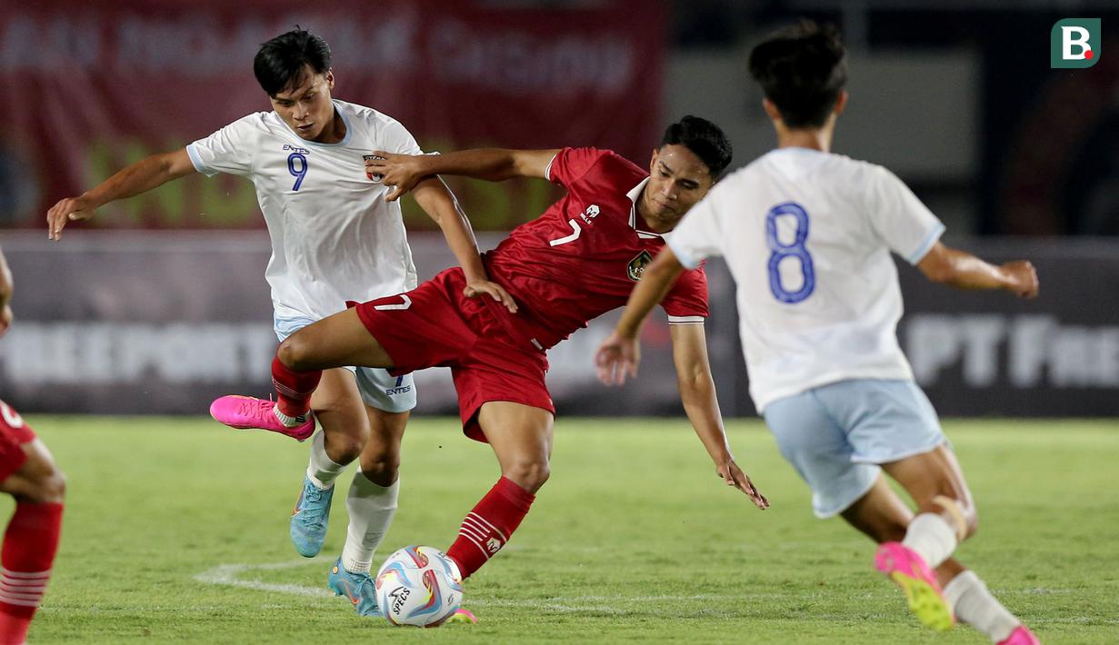Pemain Timnas Indonesia U-23, Marselino Ferdinan (tengah, berduel dengan pemain Chinese Taipei U-23, Lai Wei (kiri), dalam pertandingan Grup K Kualifikasi Piala Asia U-23 2024 di Stadion Manahan, Solo, Sabtu (9/9/2023). (Bola.com/Arief Bagus Prasetiyo)