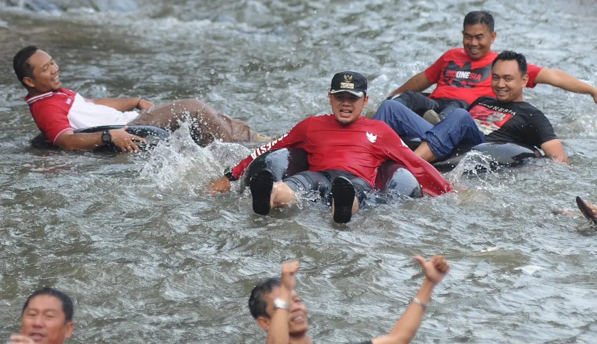 Warga bersama dengan Wali Kota Bogor Bima Arya Sugiarto saat perlombaan 17 Agustusan  di Katulampa, Bogor (17/8). Beragam loma diikuti warga dalam kegiatan Pesta Rakyat memeriahkan HUT Ke73 Republik Indonesia.(merdeka.com/ arie basuki)