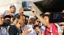Warga menikmati proses Gerhana Matahari Total (GMT) menggunakan film bekas ronsen di halaman masjid Istiqlal seusai melakukan salat gerhana, Jakarta, Rabu (9/3/2016). (Herman Zakharia) 