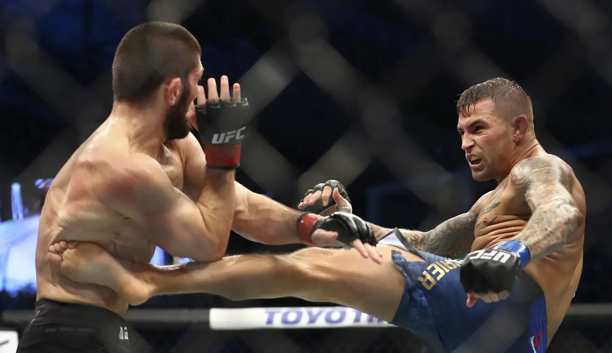 Khabib Nurmagomedov berusaha menghadang tendangan Dustin Poirier dalam pertarungan UFC 242 di Mal Yas di Abu Dhabi, Uni Emirat Arab (7/9/2019). emenangan dari Dustin membuat rekornya masih sempurna. Dari 28 kali turun laga di UFC, Khabib belum tersentuh kekalahan. (AP Photo/ Mahmoud Khaled)