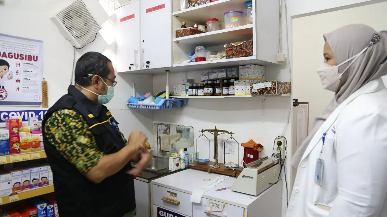 Pihak Puskesmas menyidak beberapa apotek, bidan dan klinik terkait penyetopan sementara penjualan dan peresepan obat sirup.