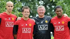 Bos Manchester United, Sir Alex Ferguson (sweater hitam) berpose dengan pemain barunya: Michael Owen, Antonio Valencia dan Gabriel Obertan pada 13 Juli 2009 di pusat latihan tim di Carrington, Manchester. AFP PHOTO/NEIL JONES