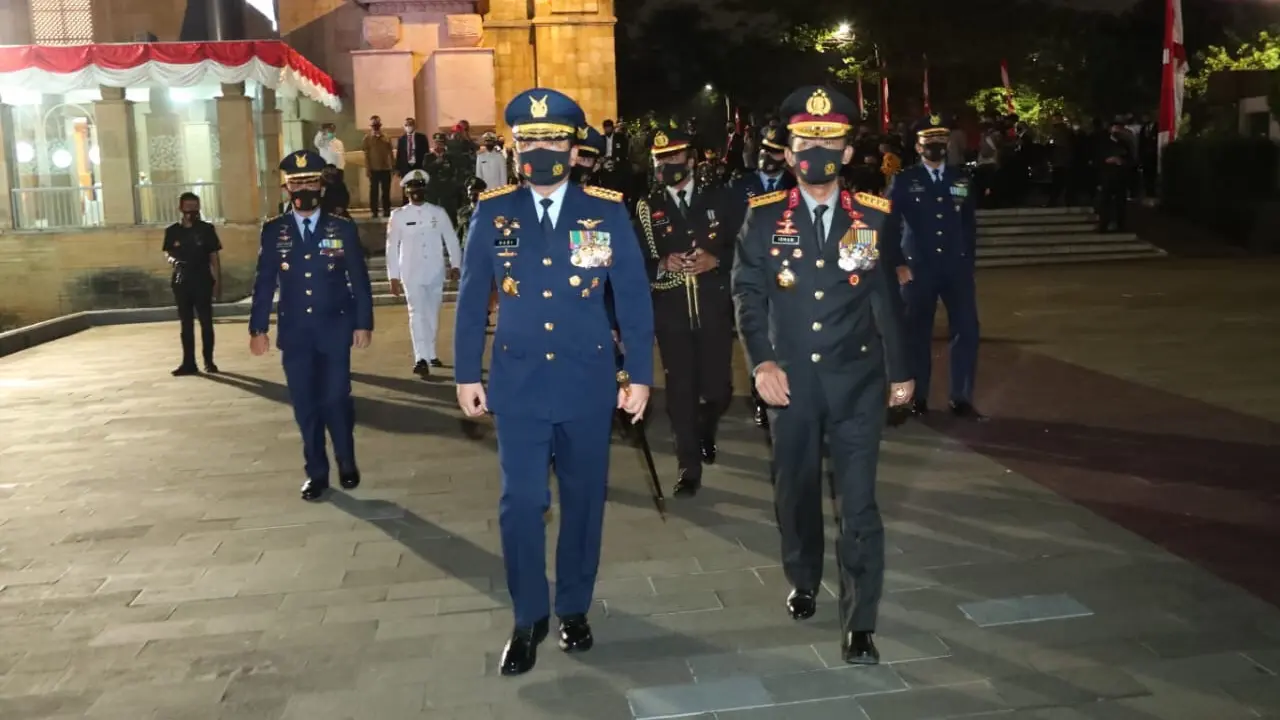 Panglima TNI Marsekal Hadi Tjahjanto bersama Kapolri Jenderal Idham Azuz. (Foto: Istimewa)