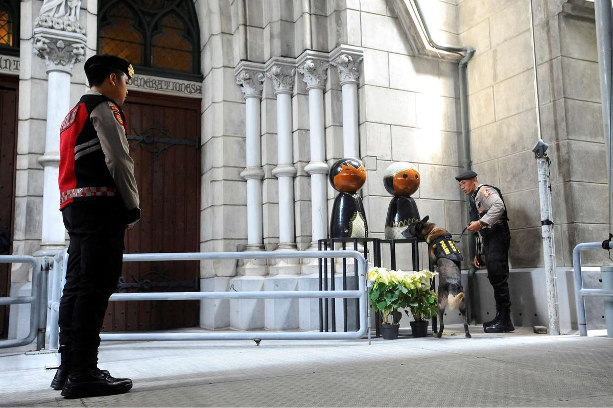 Pengamanan ketat Gereja Katedral Jakarta jelang Natal