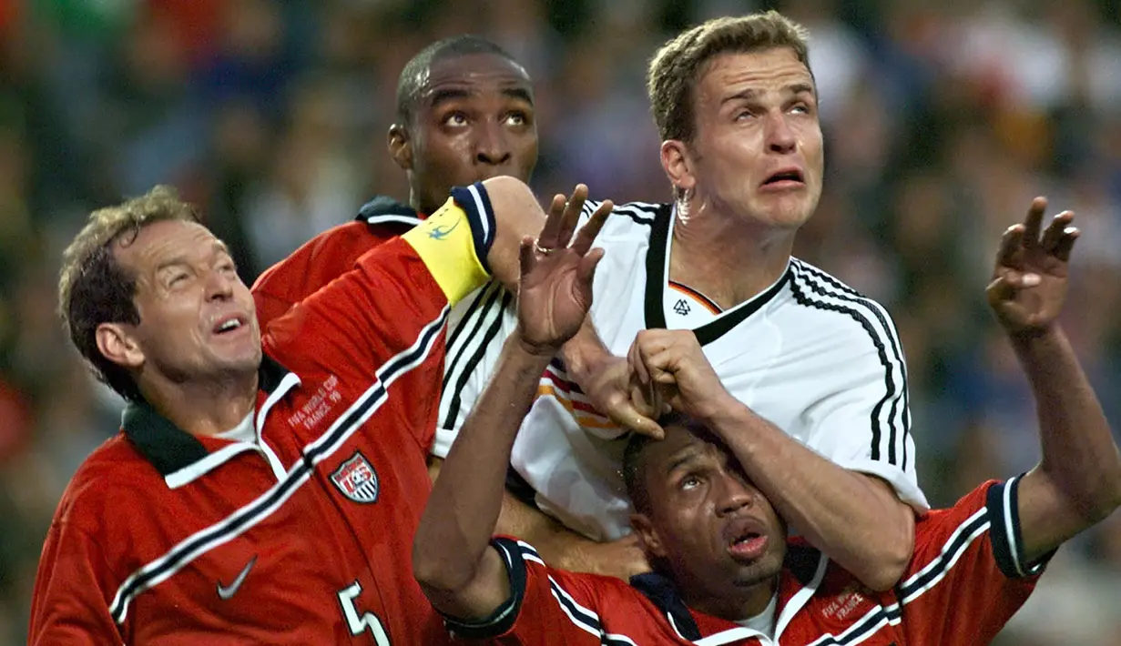 Olivier Bierhoff. Striker Jerman ini memperkuat Chievo selama 1 musim di akhir kariernya pada 2002/2003. Total bermain dalam 30 laga dengan mencetak 7 gol. Partai terakhirnya adalah saat Chievo kalah 3-4 dari Juventus, dimana ia mencetak Hattrick. (Foto: AFP/Pedro Ugarte)