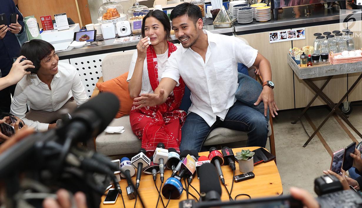 Pasangan selebritis Chicco Jerikho bersama istrinya Putri Marino menjawab pertanyaan wartawan di Jakarta, Kamis (8/3).  Chicco Jerikho resmi menikahi Putri Marino di Bali pada Sabtu, 3 Maret 2018. (Liputan6.com/Immanuel Antonius)