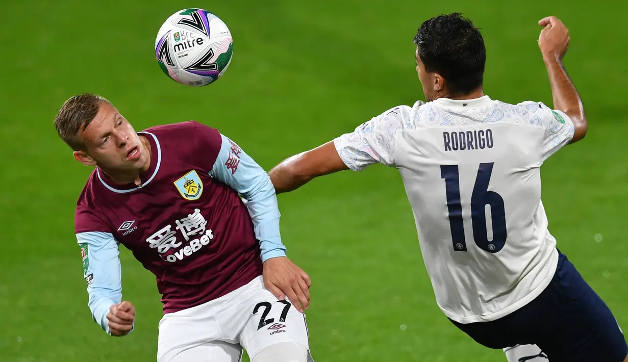 Pemain Burnley, Matej Vydra berebut bola dengan gelandang Manchester City, Rodrigo pada laga babak keempat Piala Liga Inggris di Turf Moor, Kamis (1/10/2020) dini hari WIB. Raheem Sterling mencetak dua gol saat Manchester City menang 3-0 atas Burnley. (Paul Ellis/Pool via AP)