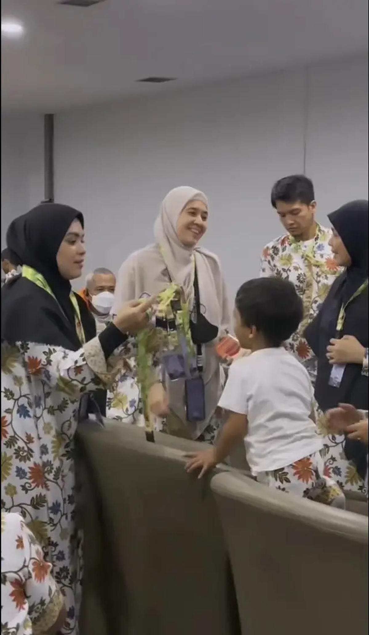 Tidak sendirian, pasangan ini juga terlihat dalam rombongan yang ditemani oleh Vebby Palwinta, keluarga Tommy Kurniawan, dan Chand Kelvin.