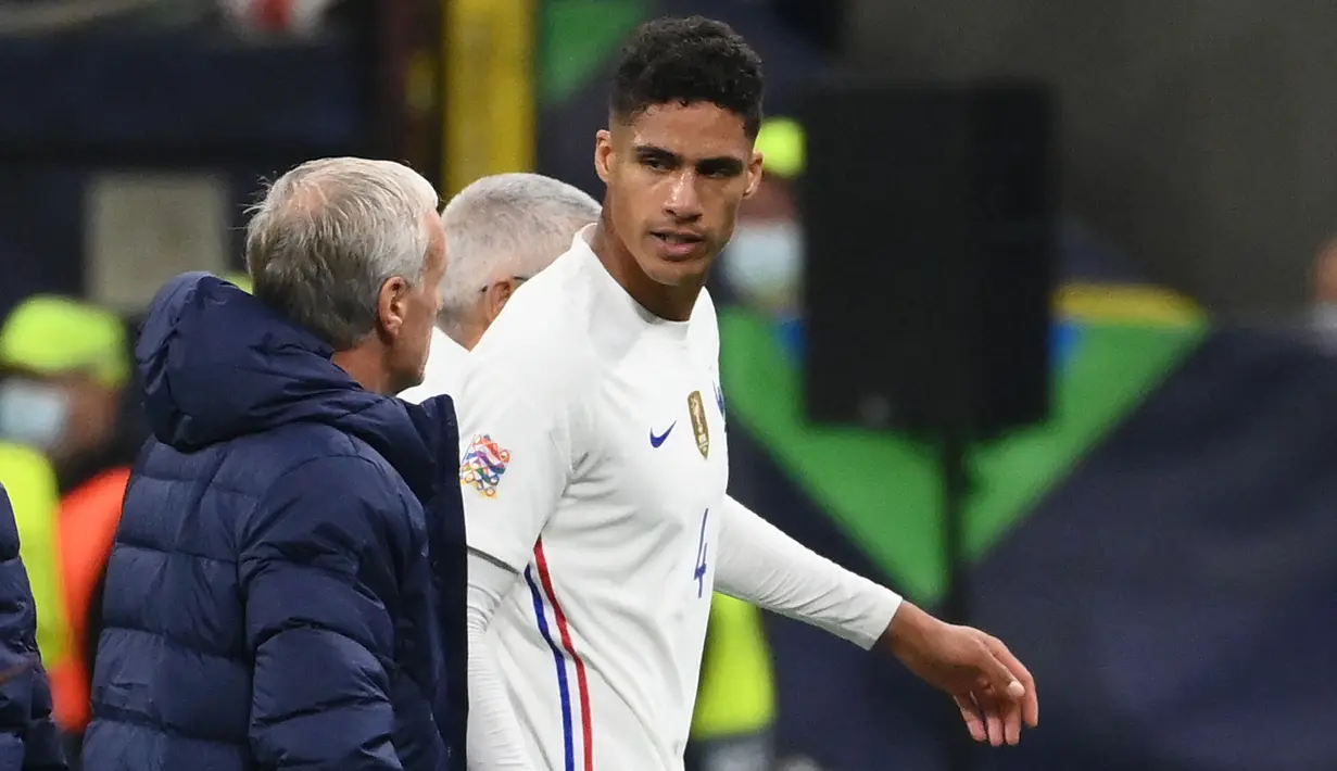 Pertahanan Prancis harus berkurang kekuatannya setelah Les Bleus terpaksa menarik Raphael Varane pada menit ke-43. Ia digantikan oleh Upamecano akibat cedera. (AFP/Franck Fife)