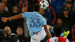 Pemain Manchester City, Gabriel Jesus berebut bola dengan pemain Feyenoord, Miquel Nelom dalam laga perdana babak penyisihan Grup F Liga Champions di De Kuip, Rabu (13/9). Manchester City menaklukkan Feyenoord 4-0. (AP Photo/Peter Dejong)