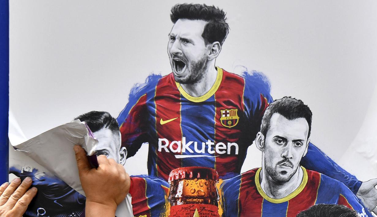 Pekerja melepas poster yang menampilkan pemain depan Argentina, Lionel Messi di pintu masuk Stadion Camp Nou, Barcelona pada Selasa, 10 Agustus 2021. Lionel Messi resmi meninggalkan Barcelona akibat masalah finansial klub dan peraturan dari Liga Spanyol. (AFP/Pau Barrena)