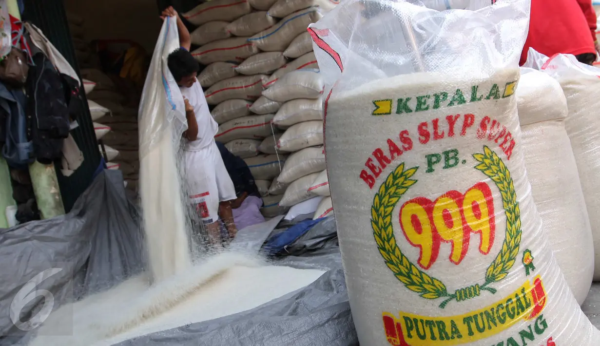 Pekerja tengah memindahkan beras di Pasar Induk Cipinang, Jakarta, Jumat (18/9/2015). Harga beras mengalami kenaikan hingga 14 persen dari harga tahun lalu yang disebabkan oleh melonjaknya biaya produksi mencapai 20 persen. (Liputan6.com/Angga Yuniar)