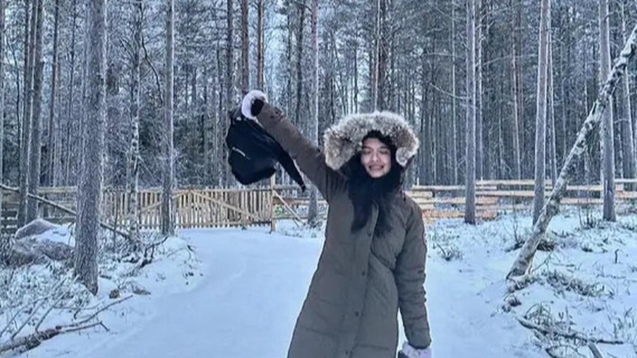 7 Potret Raline Shah Berburu Aurora Naik Kereta Rusa saat Liburan di Finlandia, Cantik Natural Tanpa Make Up